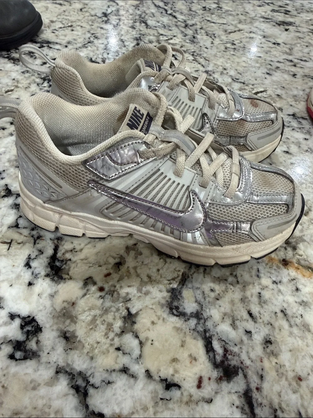 Nike Kids' Sz2.5 Vomero gray chrome Velcro & Lace Sneakers